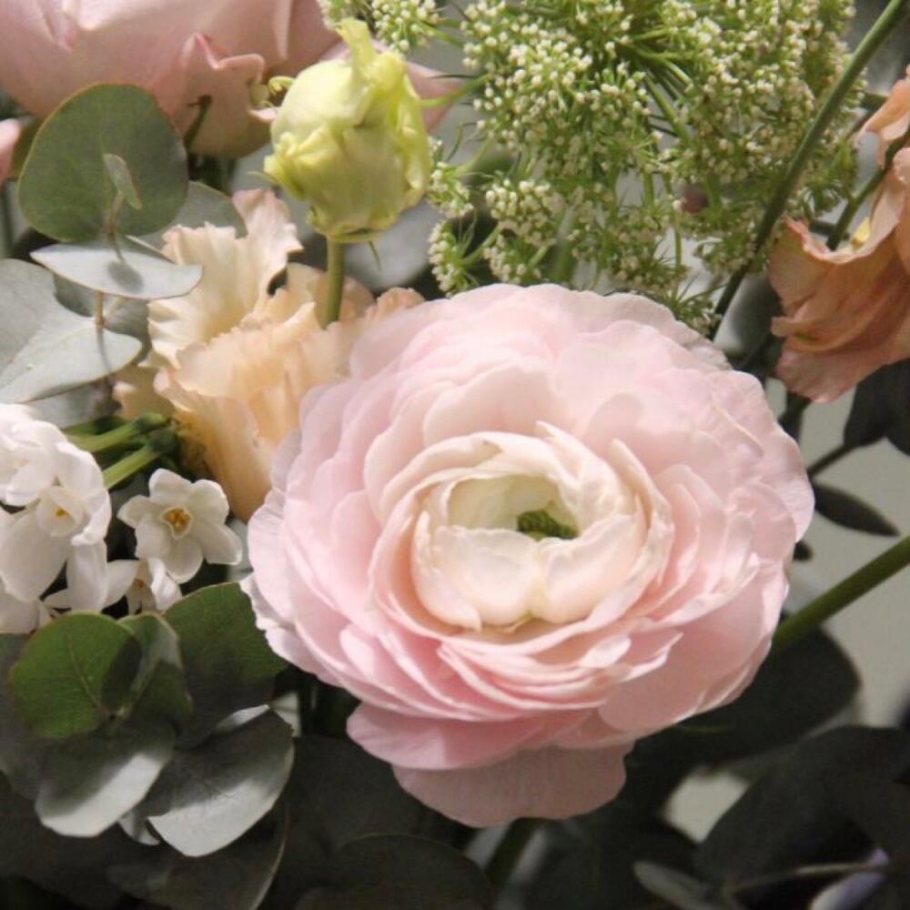 Букет с нарциссами, лютикам и ветвями