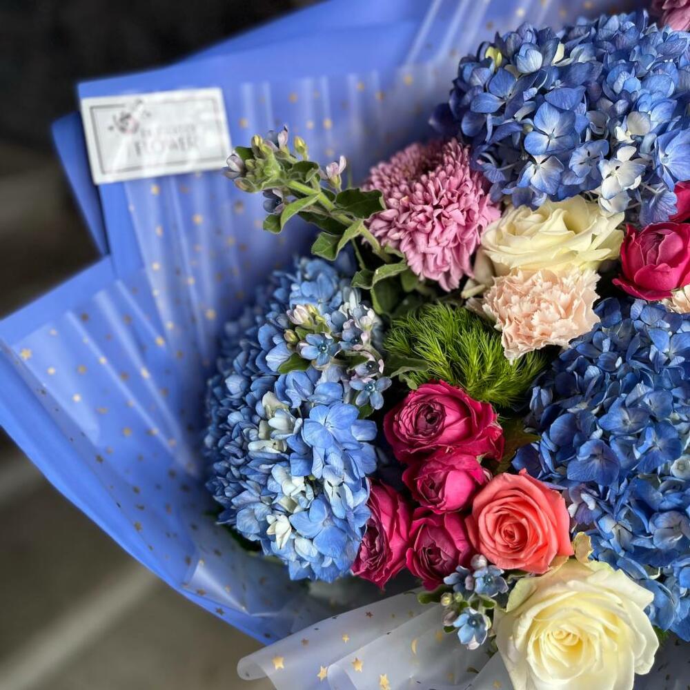 оксипеталума и роз в стильной упаковке "Ласковый ветерок" оксипеталума и роз в стильной упаковке "Ласковый ветерок"