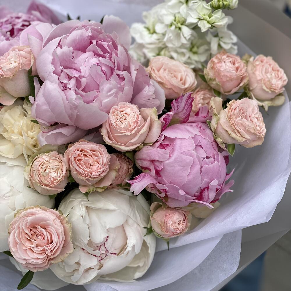 Торжественный букет с пионами и матииолой Торжественный букет с пионами и матииолой